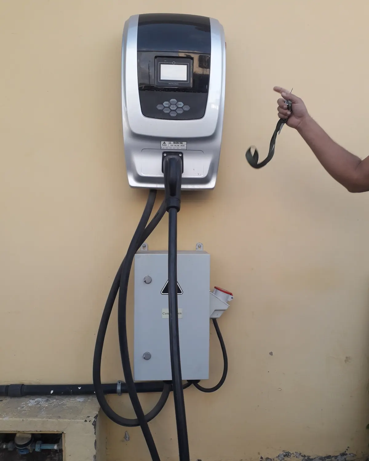 Carregador veicular wallbox instalado em parede externa com caixa de conexão