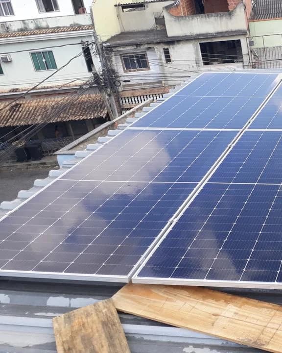 Módulos fotovoltaicos instalados sobre telhado metálico