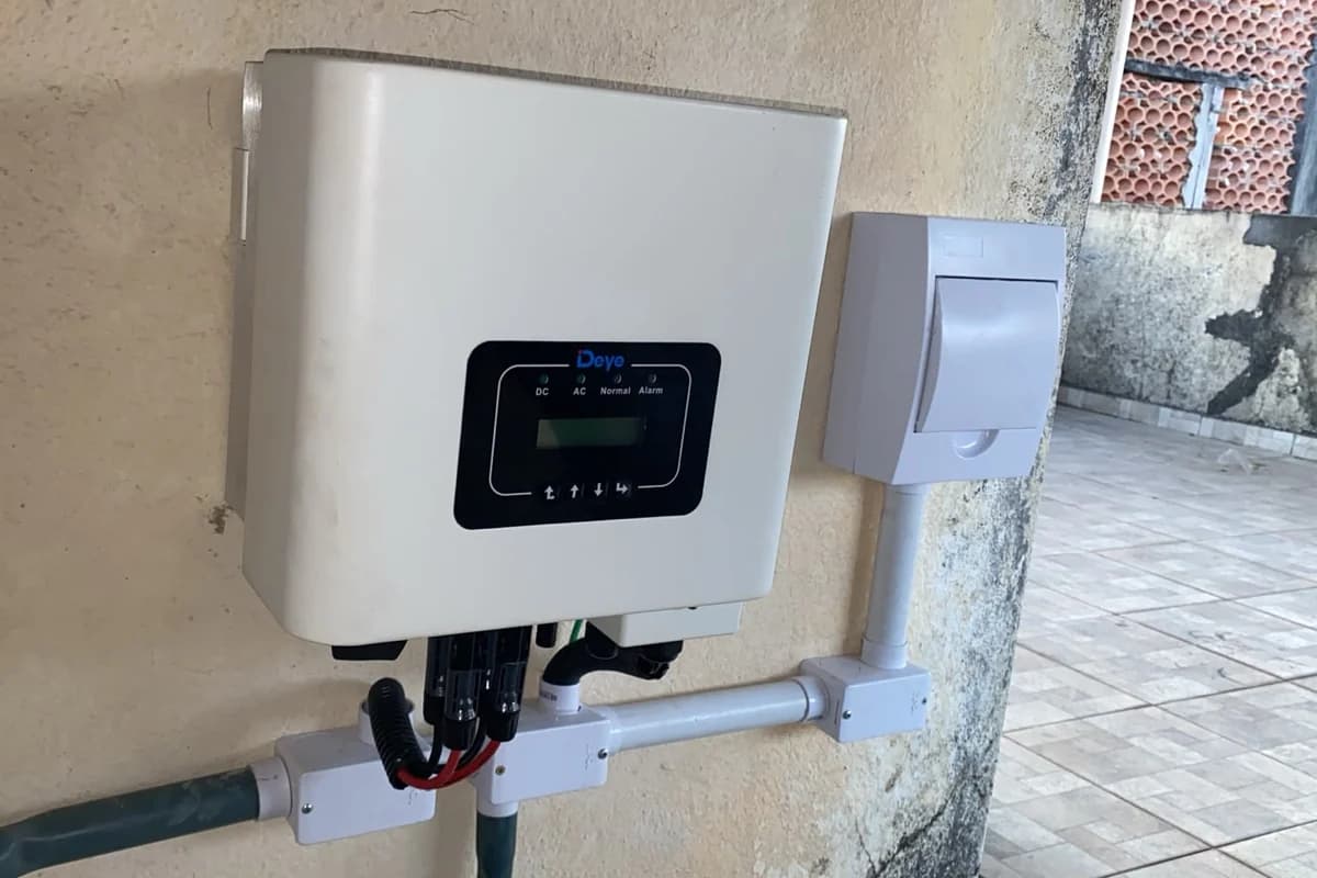 Inversor energizado com display ativo após a ativação do sistema