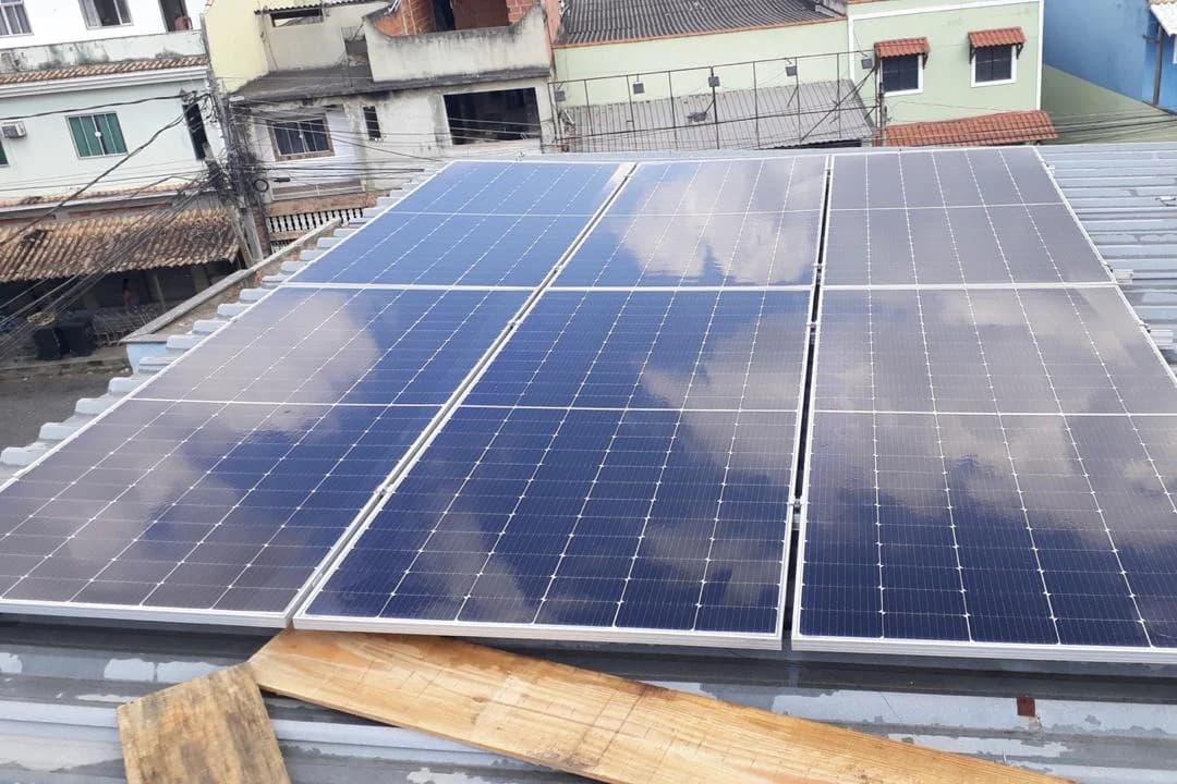 Módulos fotovoltaicos instalados sobre telhado metálico de imóvel comercial